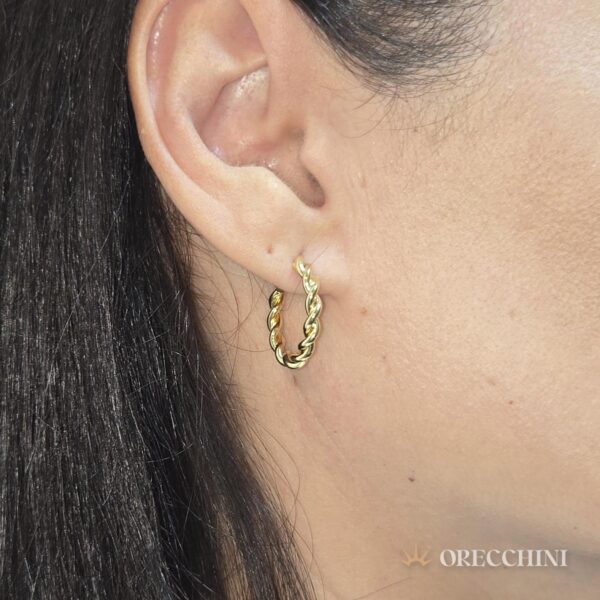 ARGOLA LATERAL FIO TORCIDO 1,5  C/ TARRAXA BANHADA A OURO 18K - Image 2