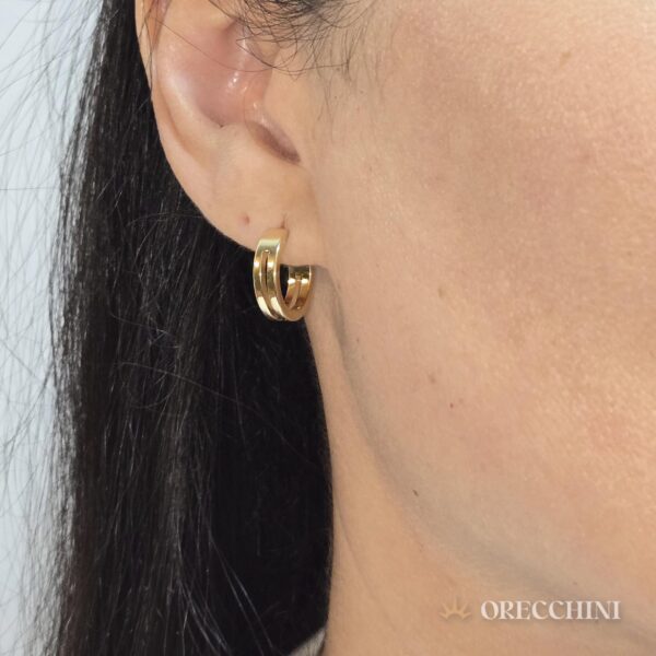 ARGOLA REDONDA DETALHE FRONTAL MD. C/ TARRAXA BANHADA A OURO 18K - Image 2