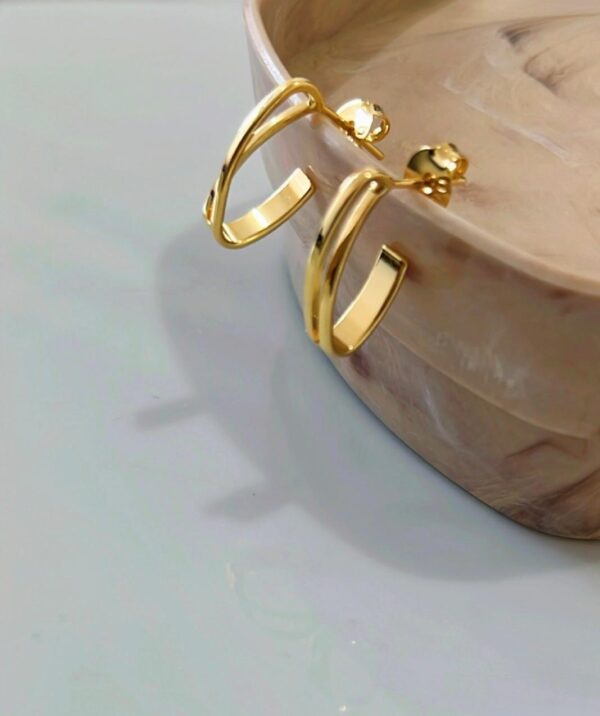 ARGOLA ELIPTICA DETALHE LATERAL PQ. C/ TARRAXA BANHADA A OURO 18K