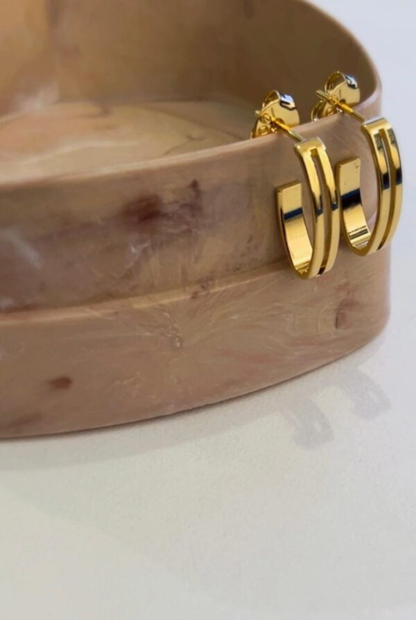 ARGOLA ELIPTICA DETALHE FRONTAL C/ TARRAXA BANHADA A OURO 18K