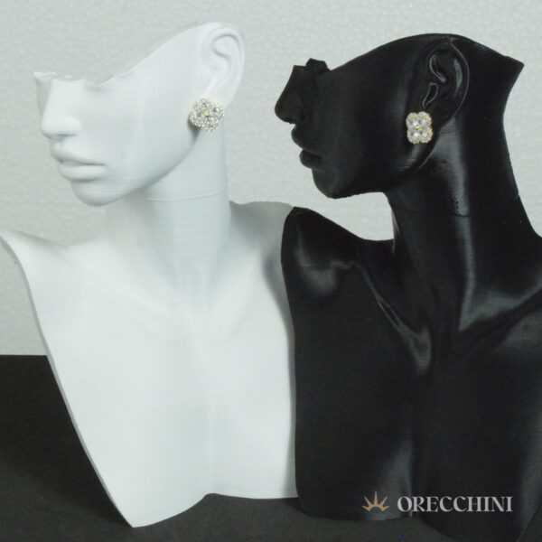 BRINCO CRAVEJADO FLOR C/ TARRAXA BANHADO A OURO 18K - Image 3