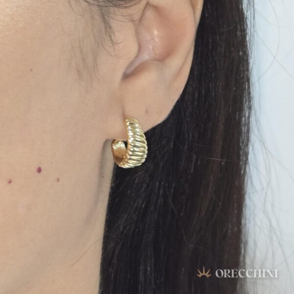 BRINCO CONCHA ONDULADA C/ TARRAXA BANHADO A OURO 18K - Image 2