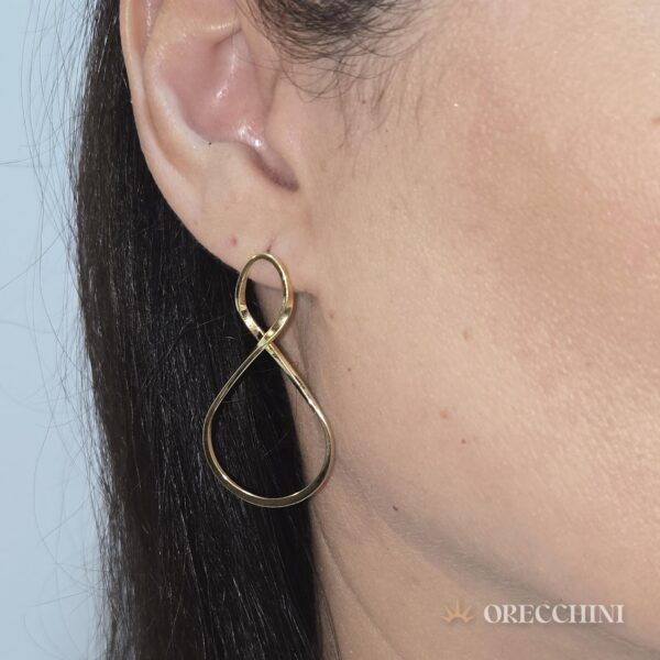 BRINCO FRONTAL INFINITO C/ TARRAXA BANHADO A OURO 18K - Image 2