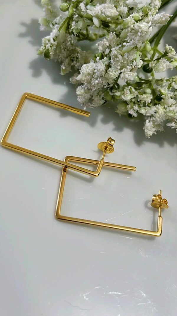 ARGOLA RETANGULAR C/ TARRAXA BANHADA A OURO 18K