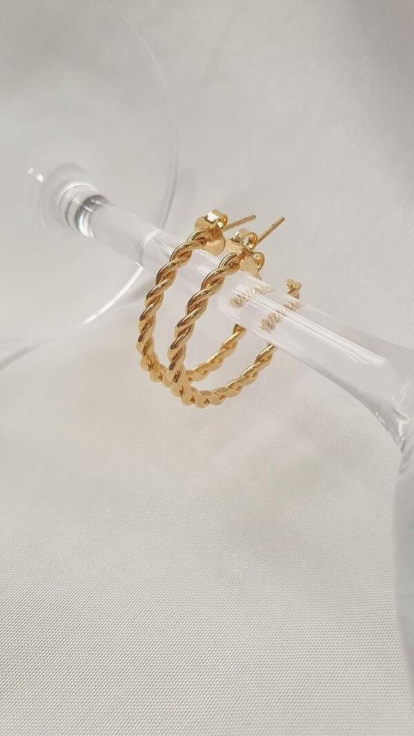 ARGOLA LATERAL FIO TORCIDO 1,5  C/ TARRAXA BANHADA A OURO 18K