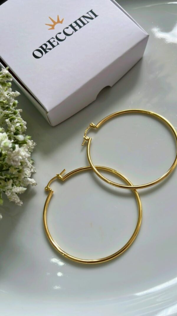 ARGOLA TUBULAR FIO 2 C/ GANCHO ITALIANO BANHADA A OURO 18K