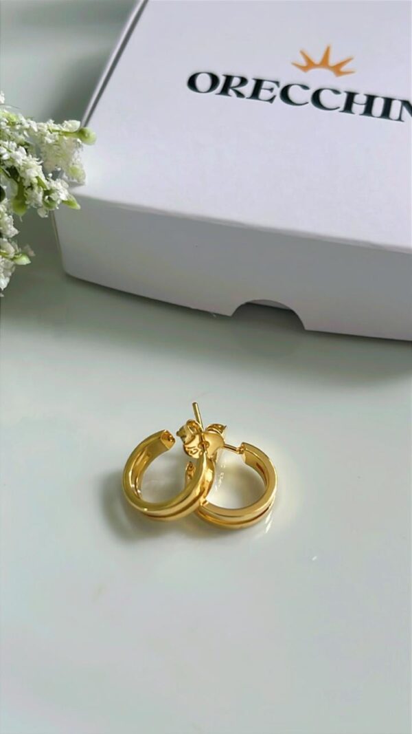 ARGOLA REDONDA DETALHE FRONTAL PQ. C/ TARRAXA BANHADA A OURO 18K