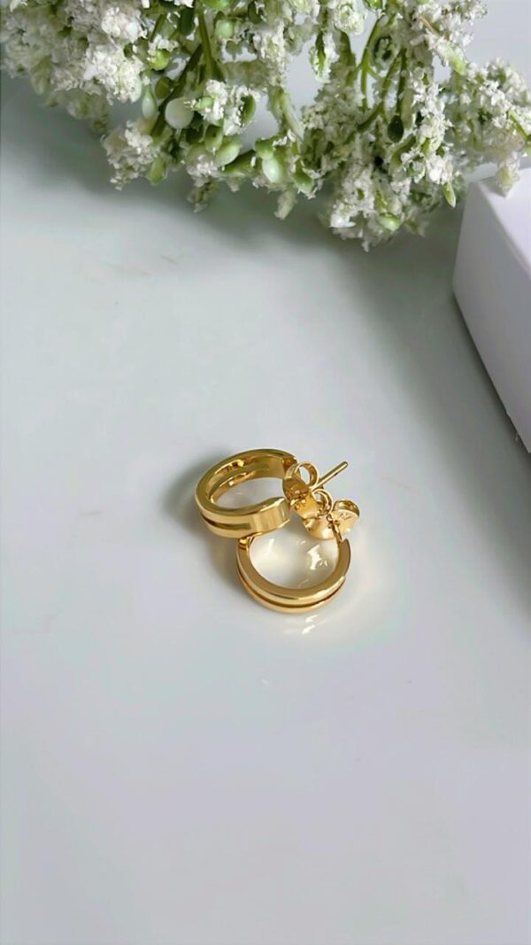 ARGOLA REDONDA DETALHE FRONTAL MD. C/ TARRAXA BANHADA A OURO 18K