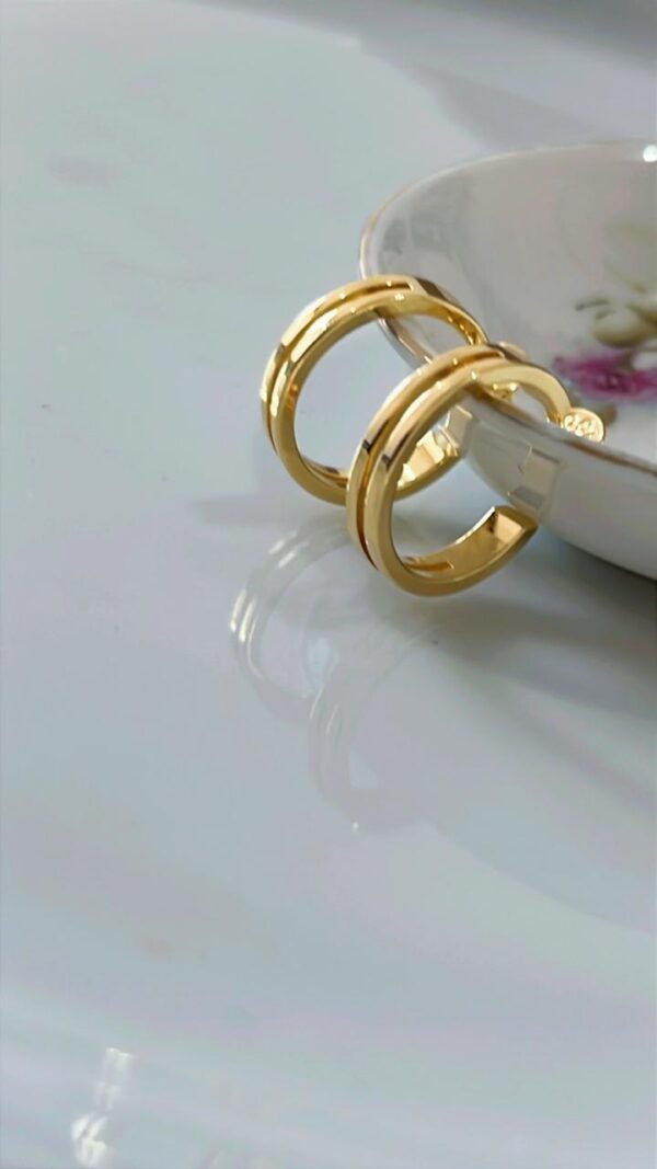 ARGOLA REDONDA DETALHE FRONTAL GD. C/ TARRAXA BANHADA A OURO 18K