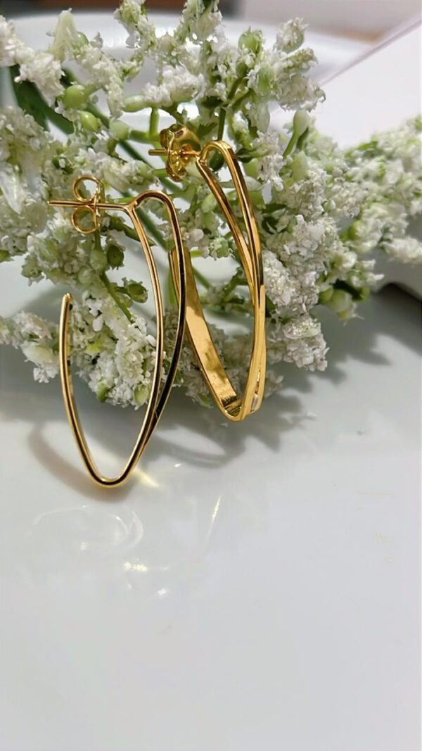 ARGOLA ELIPTICA DETALHE LATERAL GD. C/ TARRAXA BANHADA A OURO 18K