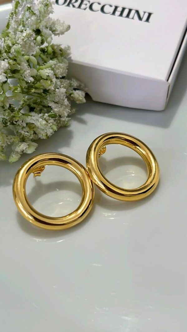 ARGOLA FRONTAL TUBULAR GD. C/ TARRAXA BANHADA A OURO 18K