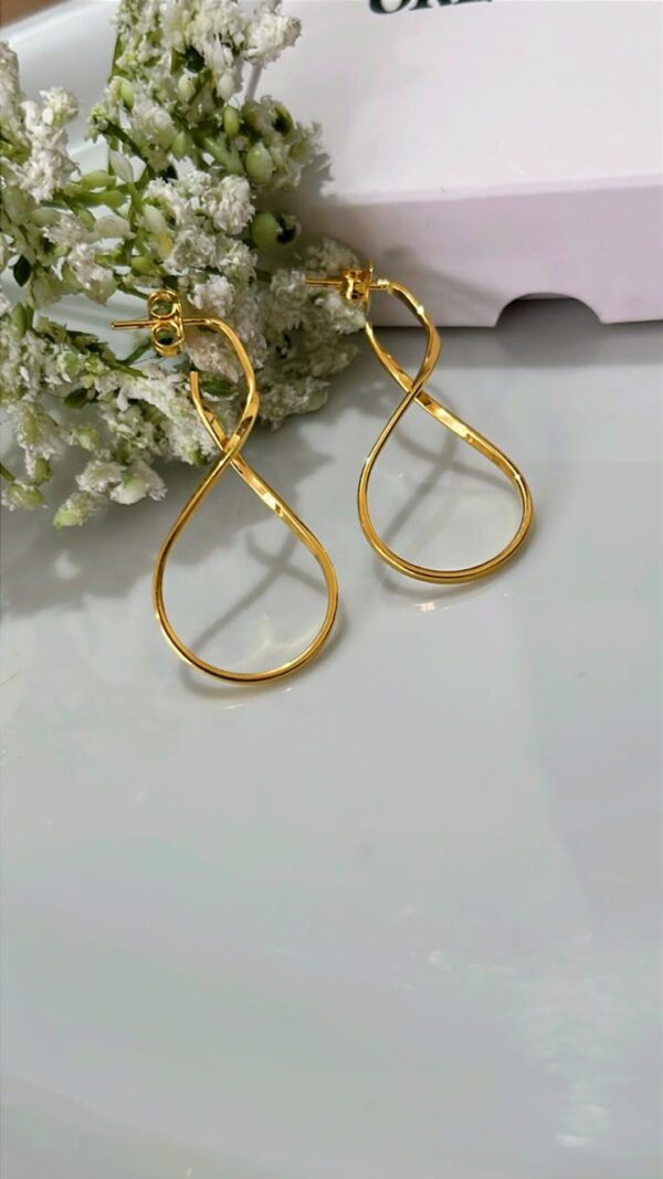 ARGOLA LATERAL INFINITO C/ TARRAXA BANHADA A OURO 18K