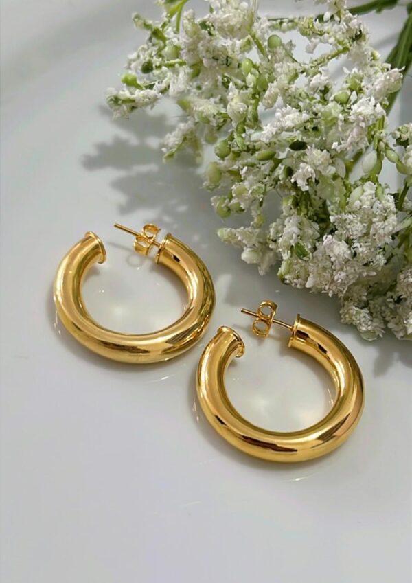 ARGOLA LATERAL TUBULAR 6MM C/ TARRAXA BANHADA A OURO 18K