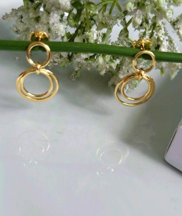 BRINCO ELOS REDONDOS C/ TARRAXA BANHADO A OURO 18K