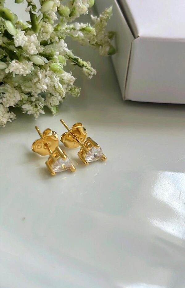 BRINCO CRAVEJADO CORAÇÃO PQ. C/ TARRAXA BANHADO A OURO 18K