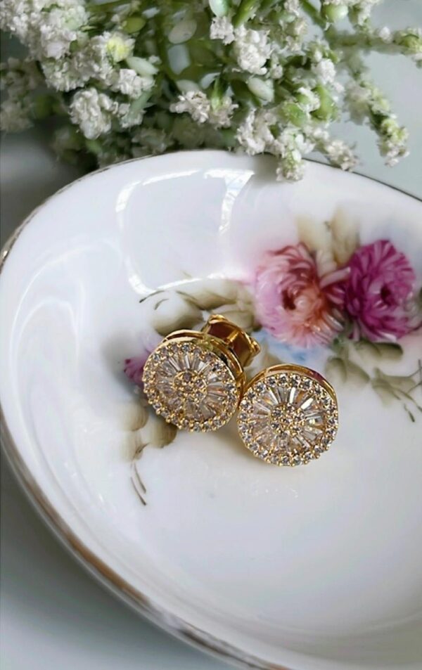 BRINCO CRAVEJADO FLOR C/ TARRAXA BANHADO A OURO 18K