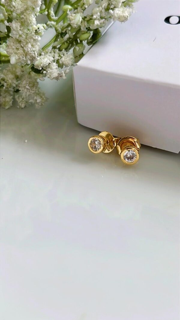 BRINCO CRAVEJADO INGLÊS GD. C/ TARRAXA BANHADO A OURO 18K