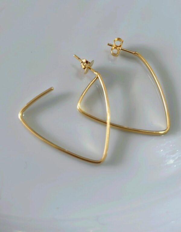 ARGOLA TRIANGULAR C/ TARRAXA BANHADA A OURO 18K
